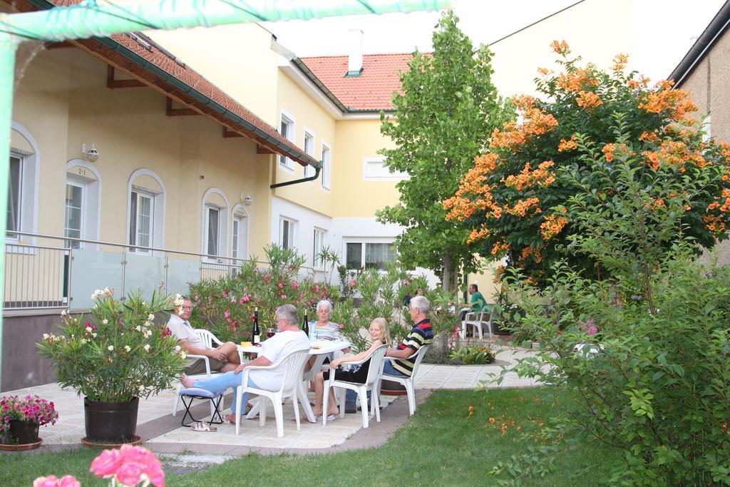Pension & Weingut Storchenblick Илмиц Екстериор снимка